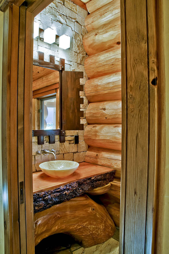 Immagine di una stanza da bagno stile rurale con lavabo a bacinella e top in legno