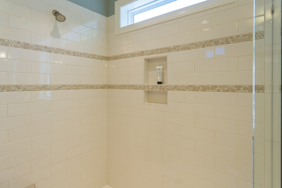 Foto på ett mellanstort vintage en-suite badrum, med ett fristående badkar, en hörndusch, vit kakel, porslinskakel, blå väggar och klinkergolv i porslin