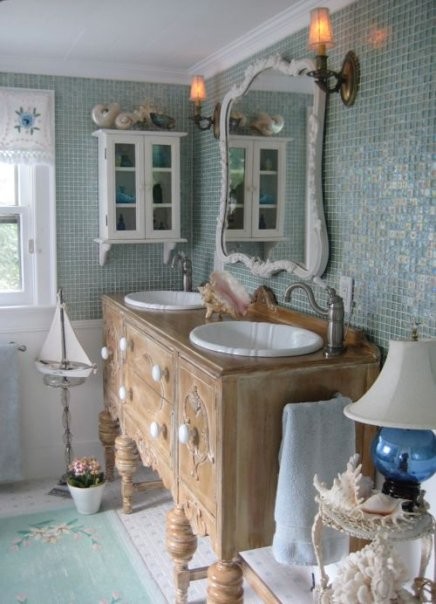 Ispirazione per una stanza da bagno stile shabby con lavabo da incasso, consolle stile comò, ante con finitura invecchiata, piastrelle verdi e piastrelle di vetro