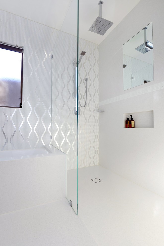 Стильный дизайн: главная ванная комната среднего размера в современном стиле с накладной ванной, угловым душем, белой плиткой, плиткой мозаикой, полом из сланца, белым полом и душем с распашными дверями - последний тренд