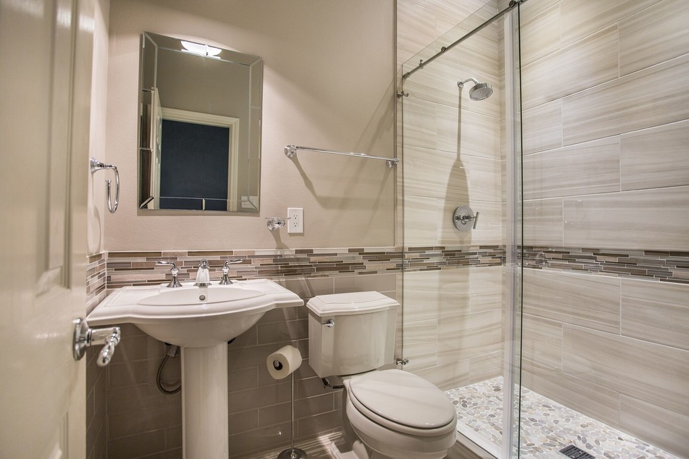 Cette photo montre une petite salle de bain chic avec WC séparés, un carrelage beige, des carreaux de porcelaine, un mur beige, un sol en carrelage de porcelaine, un lavabo de ferme, un sol beige et une cabine de douche à porte coulissante.