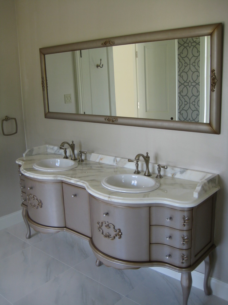 Idées déco pour une salle de bain principale classique de taille moyenne avec un placard en trompe-l'oeil, des portes de placard grises, du carrelage en marbre, un sol en marbre et un plan de toilette en marbre.