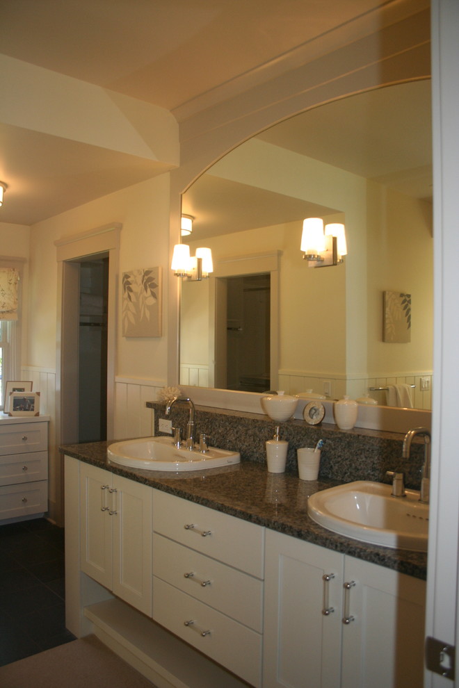 Modelo de cuarto de baño principal tradicional renovado con armarios estilo shaker y puertas de armario blancas