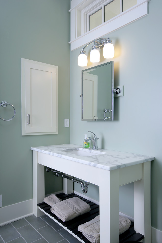Ispirazione per una stanza da bagno tradizionale con lavabo sottopiano, ante bianche e pavimento in gres porcellanato