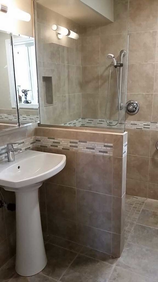 Kleines Klassisches Badezimmer mit offener Dusche, beigen Fliesen, beiger Wandfarbe, Sockelwaschbecken, Porzellanfliesen und Porzellan-Bodenfliesen in Portland