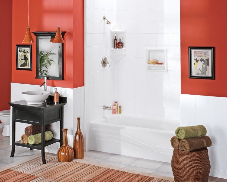 Cette image montre une salle de bain de taille moyenne avec un lavabo posé, une baignoire posée, un combiné douche/baignoire, un carrelage blanc et un mur rouge.