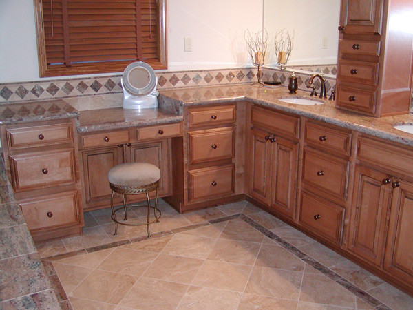 Photo of a large classic ensuite bathroom in Phoenix with raised-panel cabinets, medium wood cabinets, beige tiles, travertine tiles, white walls, travertine flooring, a submerged sink, granite worktops and beige floors.