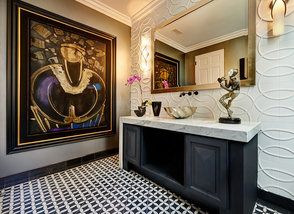 На фото: ванная комната в современном стиле с настольной раковиной, фасадами с выступающей филенкой, черными фасадами и белой плиткой