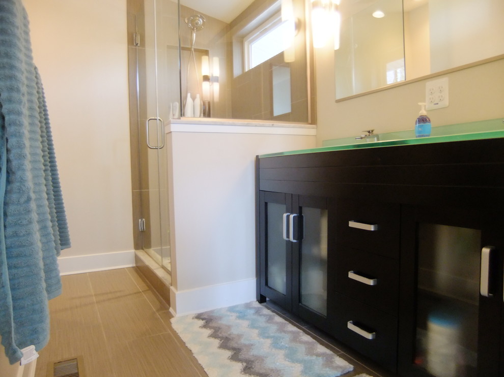 Mittelgroßes Modernes Badezimmer En Suite mit Glasfronten, dunklen Holzschränken, Eckdusche, Glaswaschbecken/Glaswaschtisch und Falttür-Duschabtrennung in Baltimore