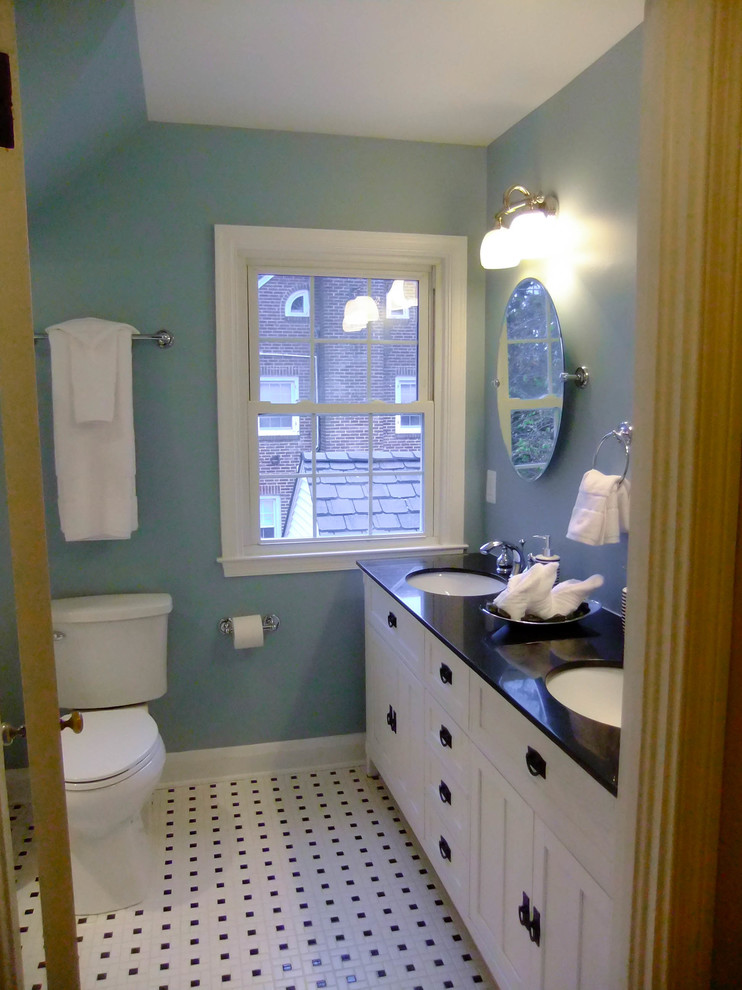 Immagine di una stanza da bagno con doccia chic di medie dimensioni con ante con riquadro incassato, ante bianche, WC a due pezzi, pareti blu, pavimento in linoleum, lavabo sottopiano, top in quarzo composito e pavimento bianco
