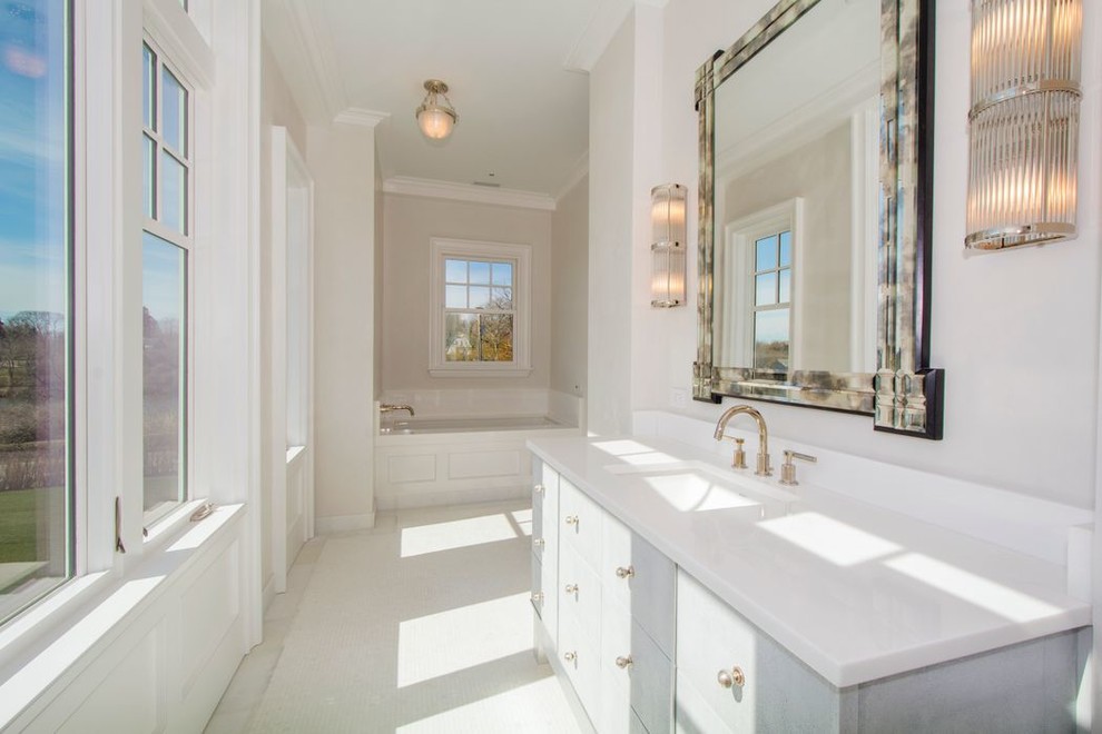 Источник вдохновения для домашнего уюта: ванная комната в стиле неоклассика (современная классика) с плоскими фасадами, оранжевыми фасадами, полновстраиваемой ванной, врезной раковиной и мраморной столешницей