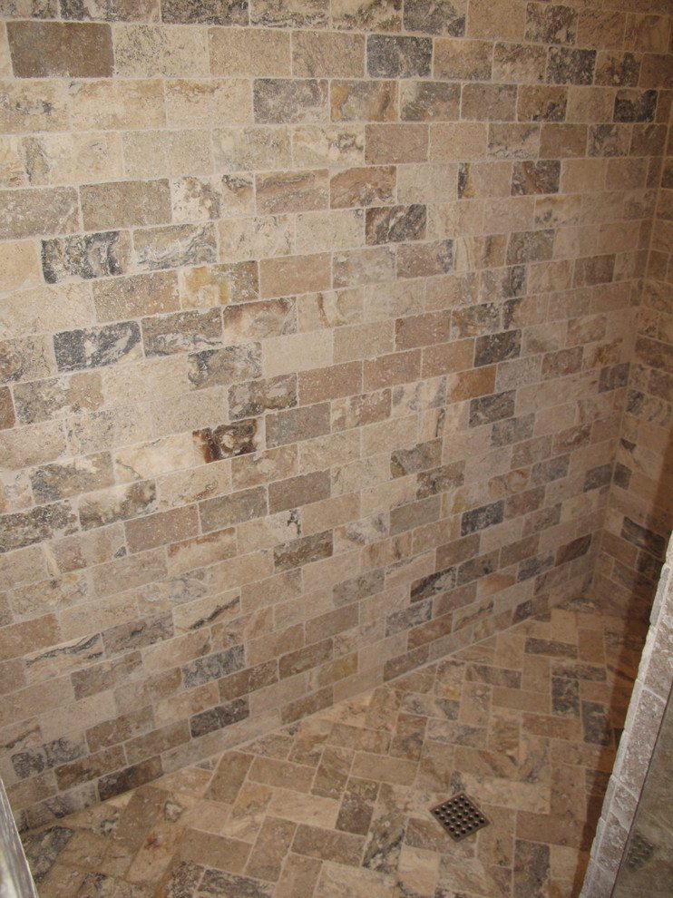 Immagine di una stanza da bagno stile rurale con piastrelle beige, piastrelle in pietra e pavimento in travertino