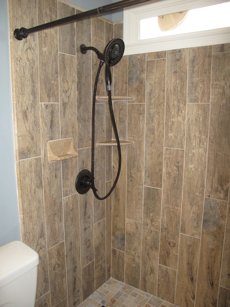 Idee per una stanza da bagno rustica con piastrelle multicolore, piastrelle in gres porcellanato e pavimento in gres porcellanato