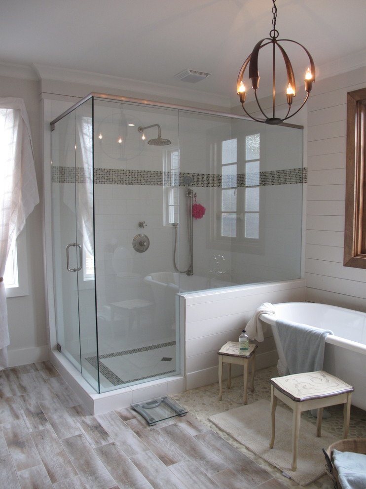 Ispirazione per una stanza da bagno stile marinaro con piastrelle multicolore, piastrelle in gres porcellanato e pavimento in gres porcellanato