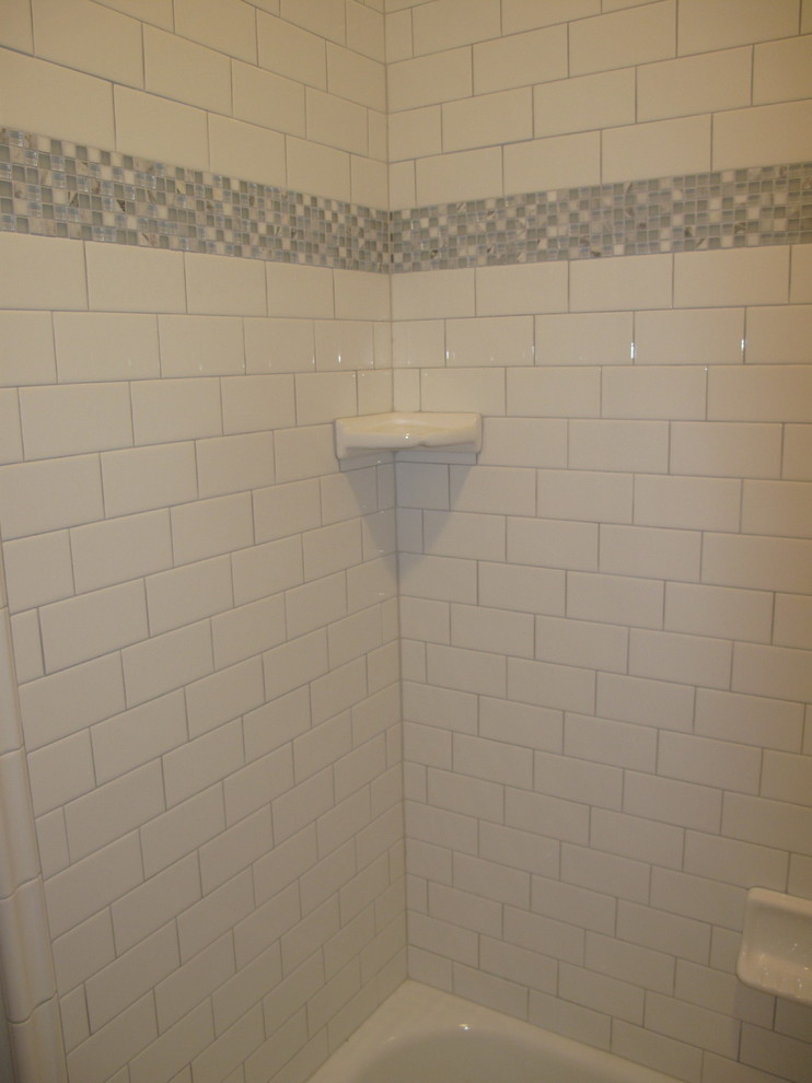 Cette image montre une salle de bain victorienne avec un carrelage blanc, des carreaux de céramique et un sol en carrelage de céramique.