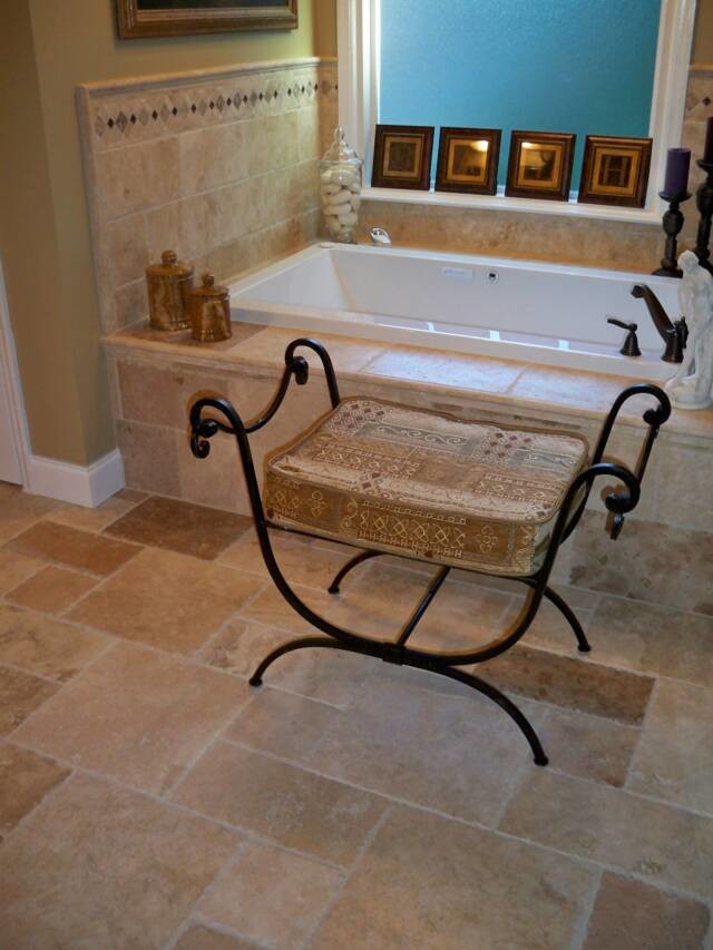 Medelhavsstil inredning av ett badrum, med beige kakel, stenkakel och travertin golv
