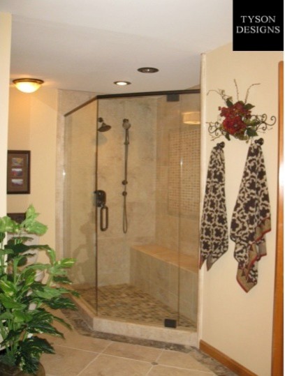Immagine di una grande stanza da bagno padronale classica con doccia ad angolo, piastrelle beige, piastrelle in ceramica, pareti beige e pavimento con piastrelle in ceramica