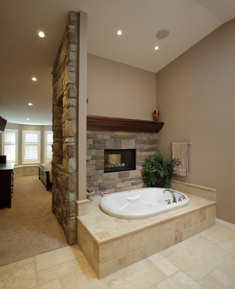 Imagen de cuarto de baño principal rústico de tamaño medio con bañera encastrada, baldosas y/o azulejos de cerámica, paredes beige, suelo de baldosas de cerámica y encimera de azulejos