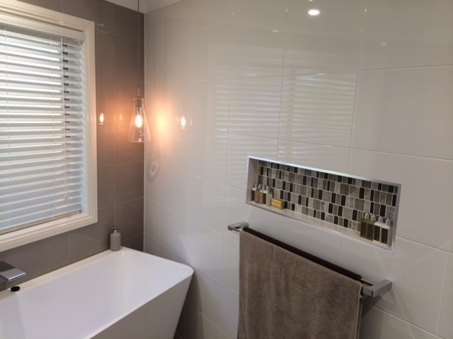 Modelo de cuarto de baño minimalista con baldosas y/o azulejos blancos, baldosas y/o azulejos de cerámica y suelo de baldosas de cerámica