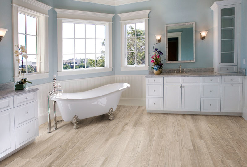 Идея дизайна: главная ванная комната в классическом стиле с белыми фасадами, ванной на ножках, синими стенами и полом из винила