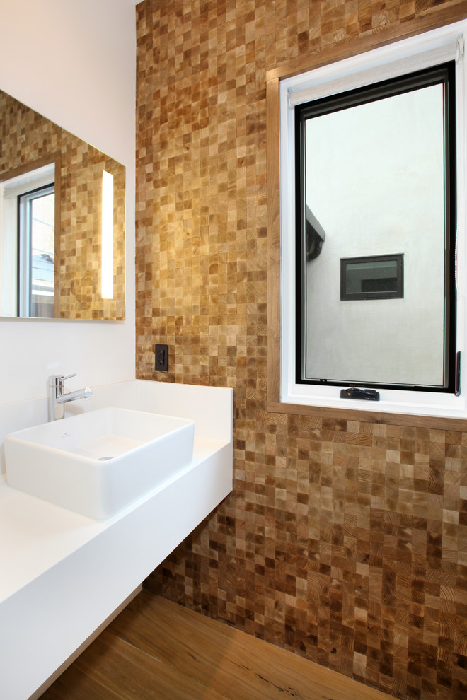 Foto på ett badrum, med ett fristående handfat
