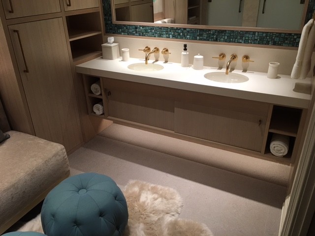 Idéer för ett mellanstort klassiskt en-suite badrum, med släta luckor, skåp i ljust trä, blå kakel, glaskakel, bruna väggar, ett integrerad handfat, bänkskiva i kvartsit och brunt golv