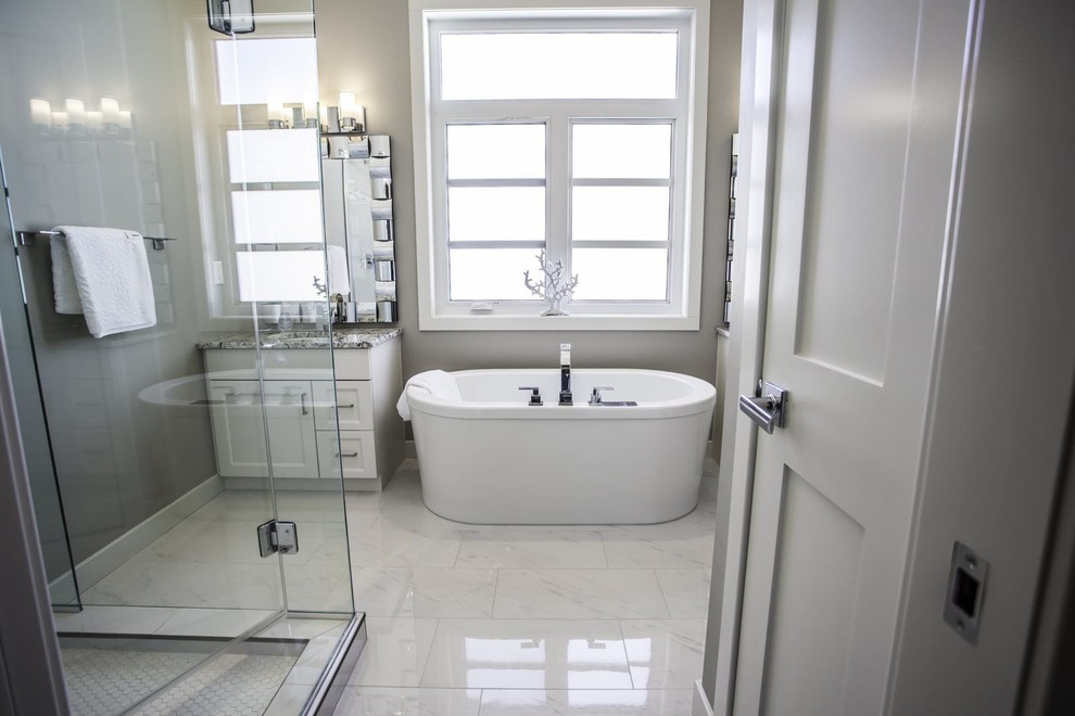 Modern inredning av ett stort en-suite badrum, med skåp i shakerstil, vita skåp, en dusch i en alkov, beige väggar, ett undermonterad handfat, granitbänkskiva, ett fristående badkar och marmorgolv
