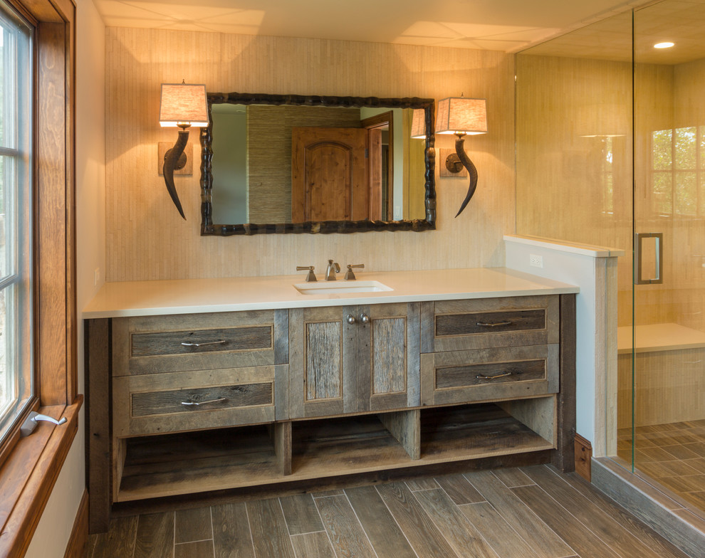 Modelo de cuarto de baño rústico de tamaño medio con armarios estilo shaker, puertas de armario con efecto envejecido, aseo y ducha y lavabo bajoencimera