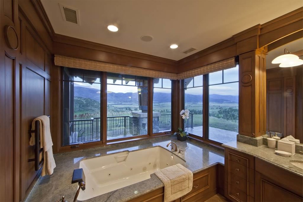 Ejemplo de cuarto de baño principal tradicional grande con bañera encastrada sin remate y lavabo bajoencimera