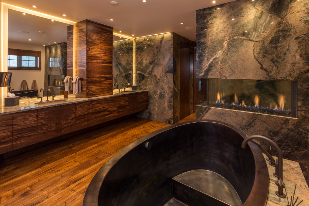 Стильный дизайн: большая главная ванная комната в современном стиле с плоскими фасадами, темными деревянными фасадами, отдельно стоящей ванной, паркетным полом среднего тона, врезной раковиной и столешницей из гранита - последний тренд