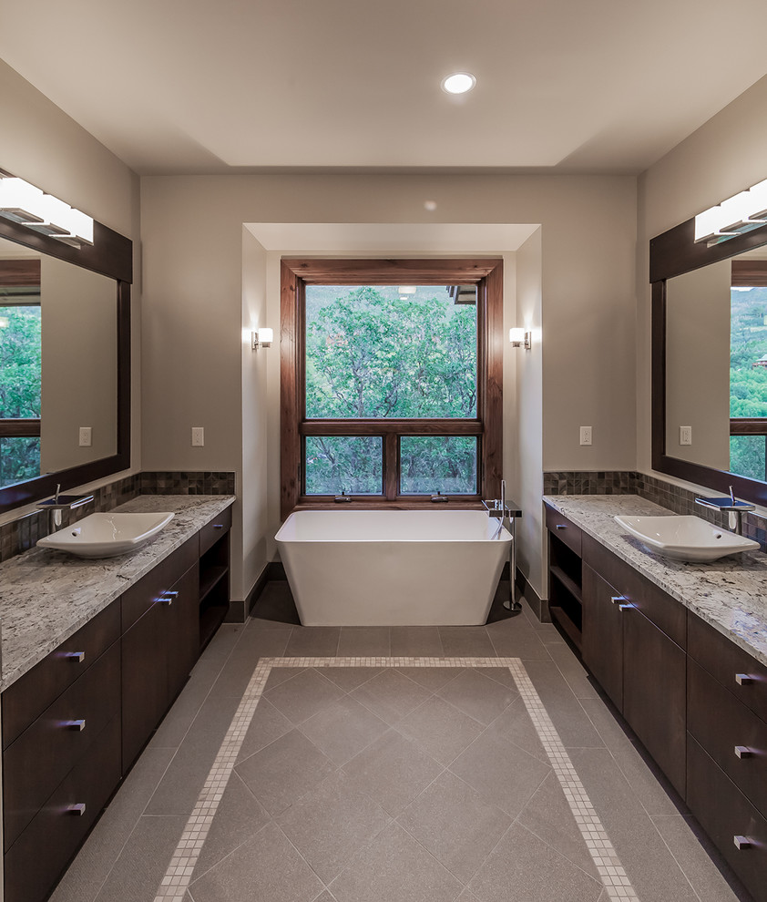 На фото: большая главная ванная комната в современном стиле с плоскими фасадами, темными деревянными фасадами, серой плиткой и бежевыми стенами