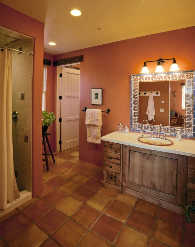 Ejemplo de cuarto de baño de estilo americano de tamaño medio con armarios con paneles lisos, puertas de armario de madera oscura, ducha empotrada, baldosas y/o azulejos naranja, parades naranjas y aseo y ducha