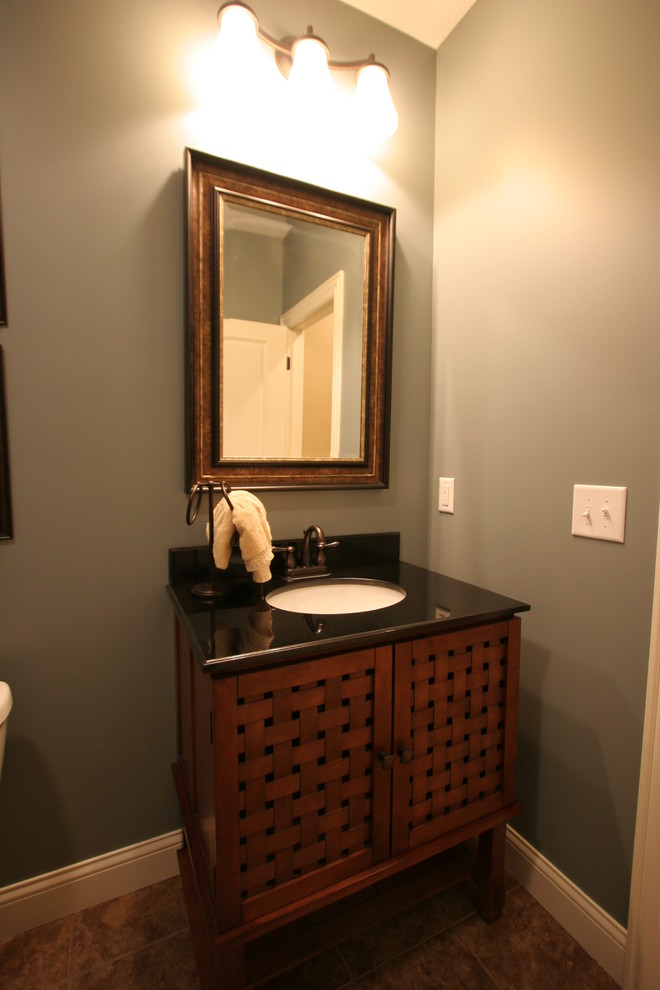 Пример оригинального дизайна: ванная комната в стиле неоклассика (современная классика) с врезной раковиной, фасадами островного типа, фасадами цвета дерева среднего тона, столешницей из гранита, коричневой плиткой и керамической плиткой