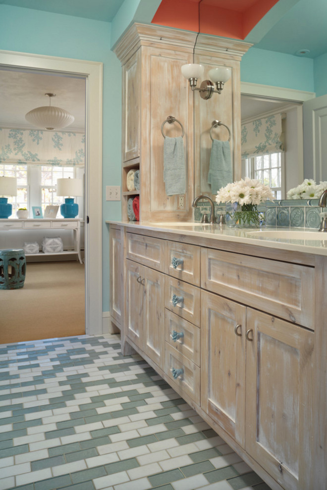 Maritim inredning av ett mellanstort en-suite badrum, med möbel-liknande, skåp i slitet trä, blå kakel, mosaik, blå väggar, mosaikgolv, ett integrerad handfat, bänkskiva i kvarts och blått golv