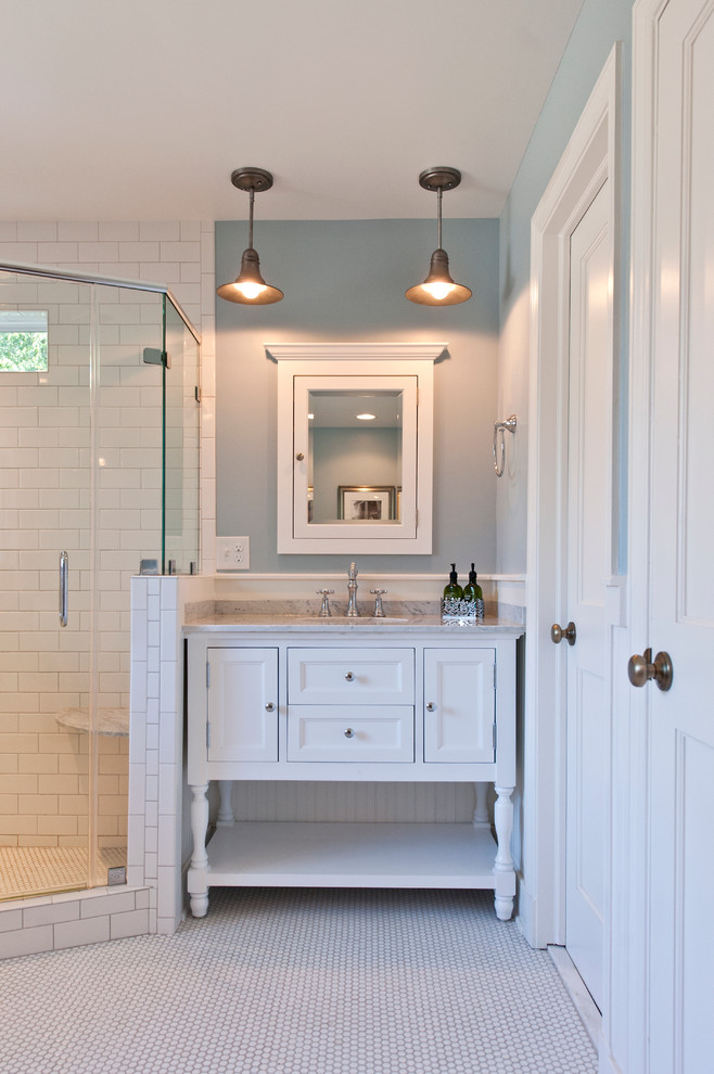 Источник вдохновения для домашнего уюта: главная ванная комната в классическом стиле с фасадами в стиле шейкер, белыми фасадами, ванной на ножках, угловым душем, раздельным унитазом, белой плиткой, плиткой кабанчик, синими стенами, полом из керамогранита, врезной раковиной, столешницей из гранита, белым полом и душем с распашными дверями
