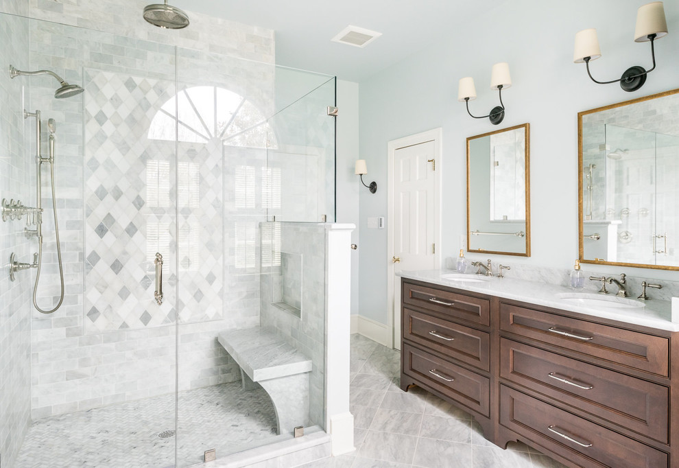 Idéer för att renovera ett vit vitt en-suite badrum, med luckor med profilerade fronter, marmorkakel, blå väggar, marmorgolv, ett undermonterad handfat, marmorbänkskiva, dusch med gångjärnsdörr, skåp i mörkt trä, vit kakel och vitt golv