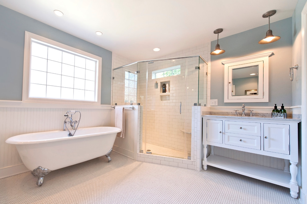 Стильный дизайн: главная ванная комната в классическом стиле с фасадами в стиле шейкер, белыми фасадами, ванной на ножках, угловым душем, раздельным унитазом, белой плиткой, плиткой кабанчик, синими стенами, полом из керамогранита, врезной раковиной, столешницей из гранита, белым полом и душем с распашными дверями - последний тренд