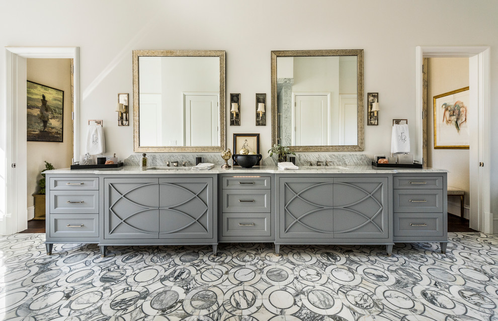 Свежая идея для дизайна: главная ванная комната в стиле неоклассика (современная классика) с серыми фасадами, бежевыми стенами, врезной раковиной, зеркалом с подсветкой и фасадами с утопленной филенкой - отличное фото интерьера