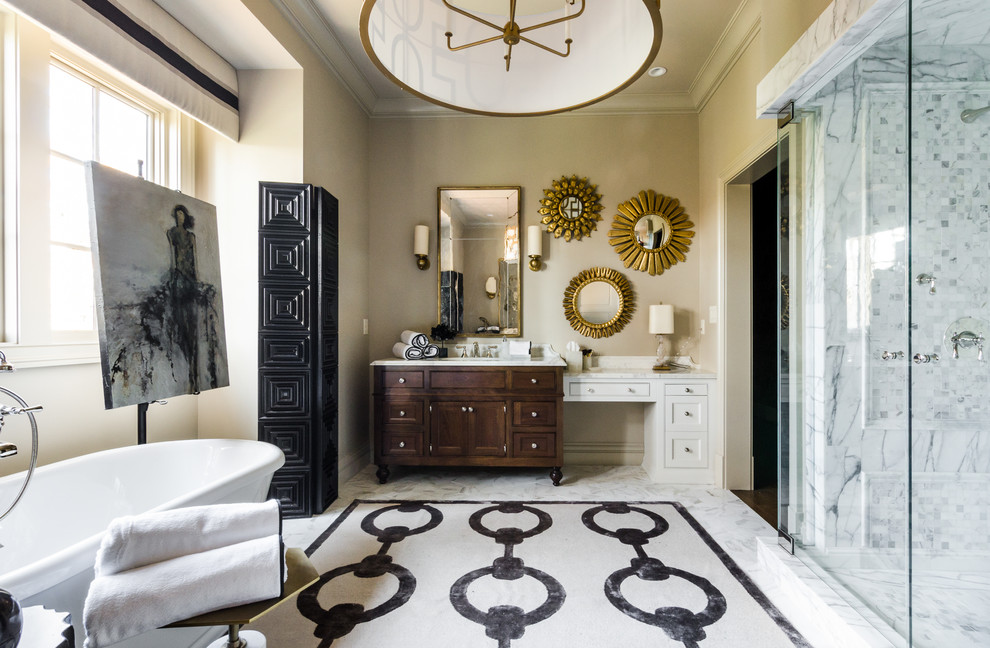 Идея дизайна: главная ванная комната в классическом стиле с фасадами с утопленной филенкой, ванной на ножках, бежевыми стенами, мраморным полом, белым полом и душем с распашными дверями