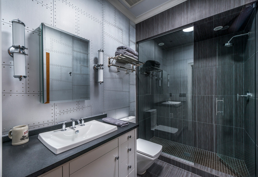 Пример оригинального дизайна: ванная комната в стиле лофт с плоскими фасадами, белыми фасадами, душем в нише, серой плиткой, душевой кабиной, накладной раковиной, открытым душем и зеркалом с подсветкой