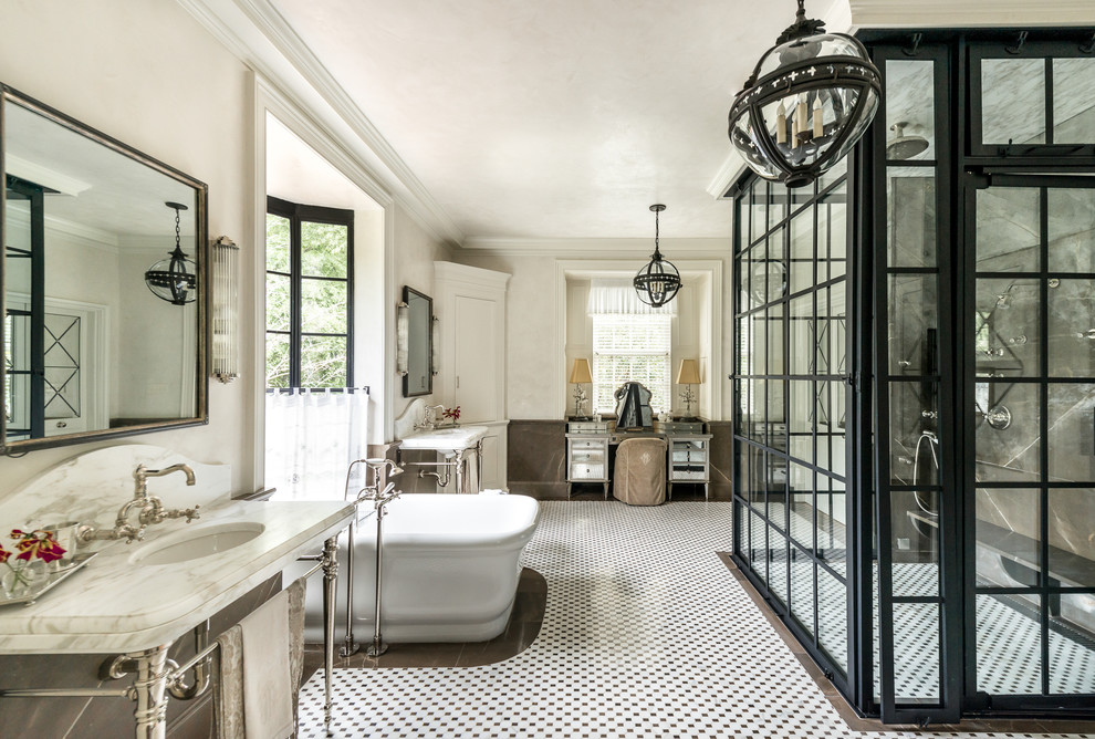 Inspiration pour une salle de bain victorienne avec une baignoire indépendante, mosaïque, un mur beige, un plan vasque et un sol multicolore.