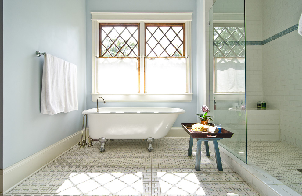 Пример оригинального дизайна: ванная комната с ванной на ножках, душем в нише, белой плиткой, плиткой кабанчик и окном