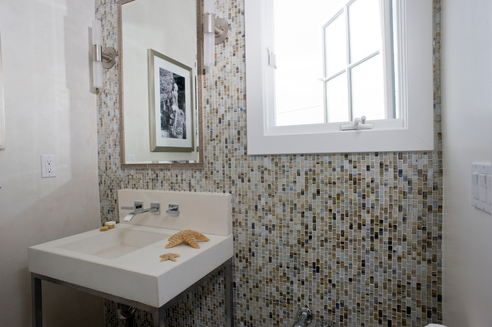 Cette photo montre une salle de bain chic avec des plaques de verre.