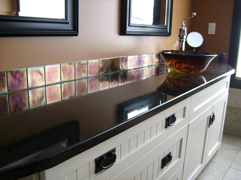 Immagine di una piccola stanza da bagno padronale eclettica con lavabo a bacinella, ante a filo, ante bianche, top in granito e piastrelle in gres porcellanato