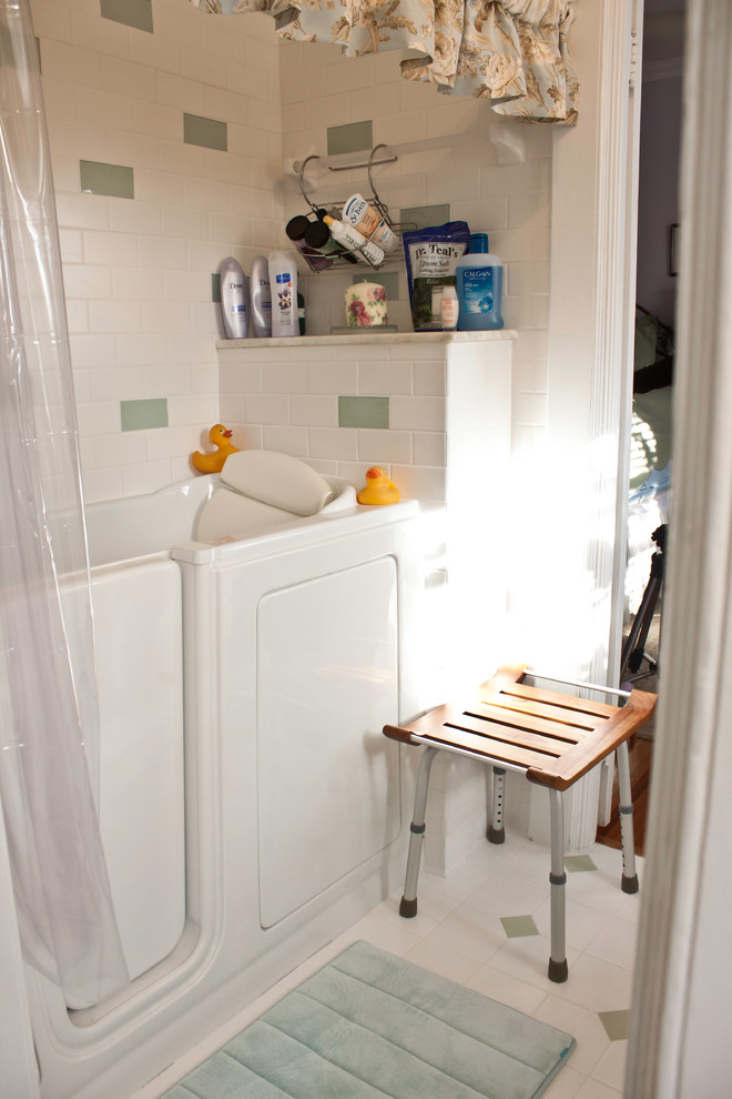 Esempio di una piccola stanza da bagno padronale classica con vasca ad angolo, vasca/doccia, WC monopezzo e pareti bianche