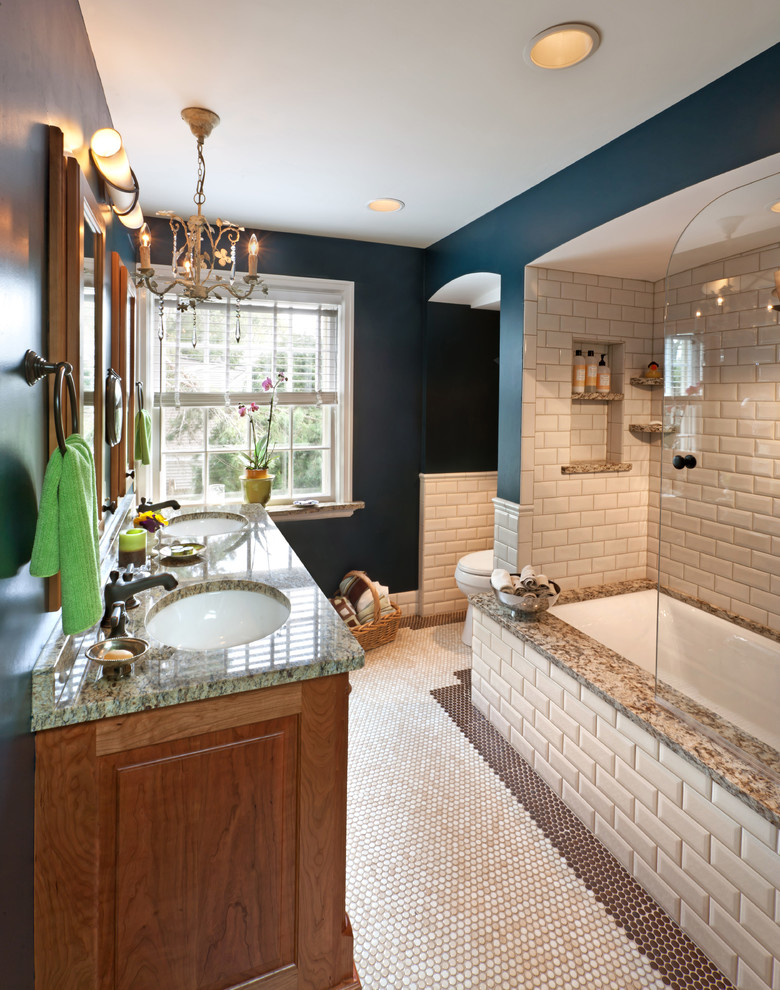 Свежая идея для дизайна: ванная комната в классическом стиле с врезной раковиной, ванной в нише, бежевой плиткой и плиткой кабанчик - отличное фото интерьера