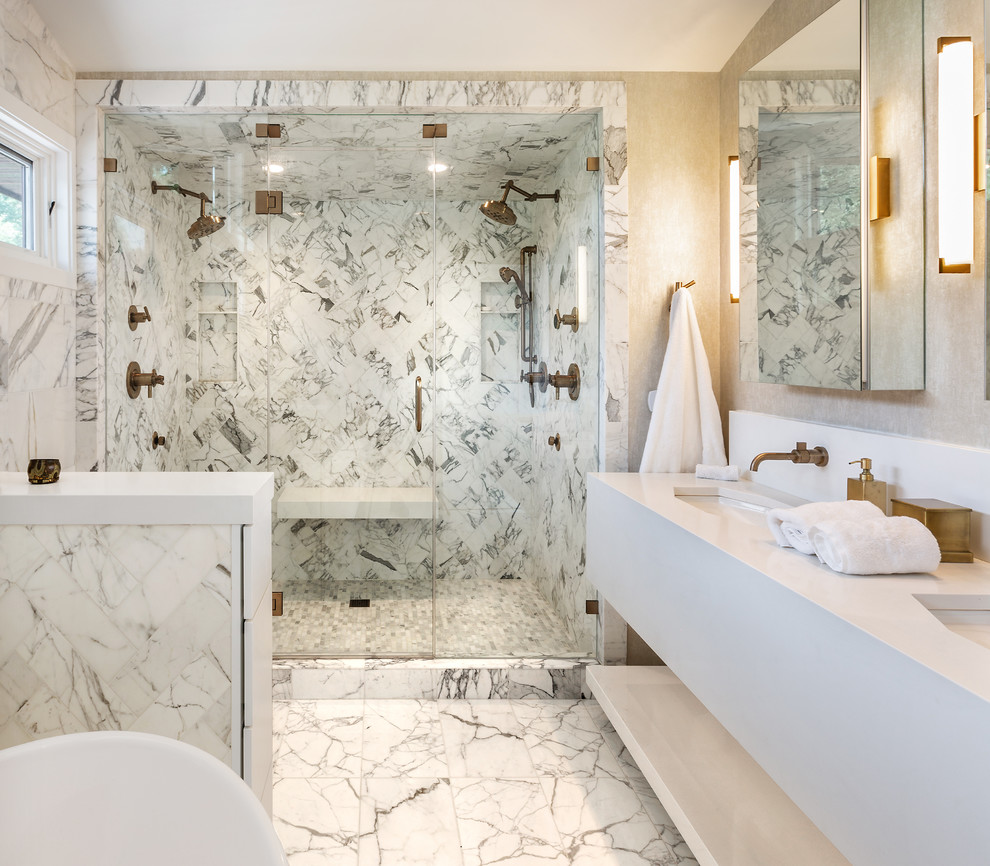 Свежая идея для дизайна: ванная комната в современном стиле с белыми фасадами, белой плиткой, мраморной плиткой, белыми стенами, мраморным полом, подвесной раковиной, белым полом, душем с распашными дверями, белой столешницей, двойным душем, душевой кабиной, отдельно стоящей ванной и столешницей из искусственного кварца - отличное фото интерьера