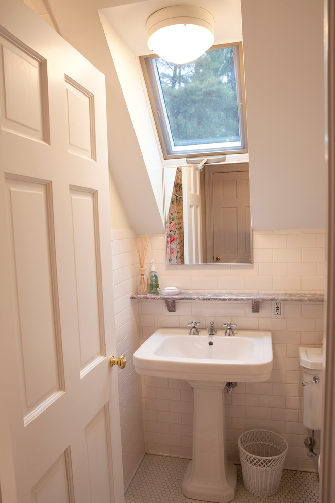 Пример оригинального дизайна: ванная комната в классическом стиле с раковиной с пьедесталом