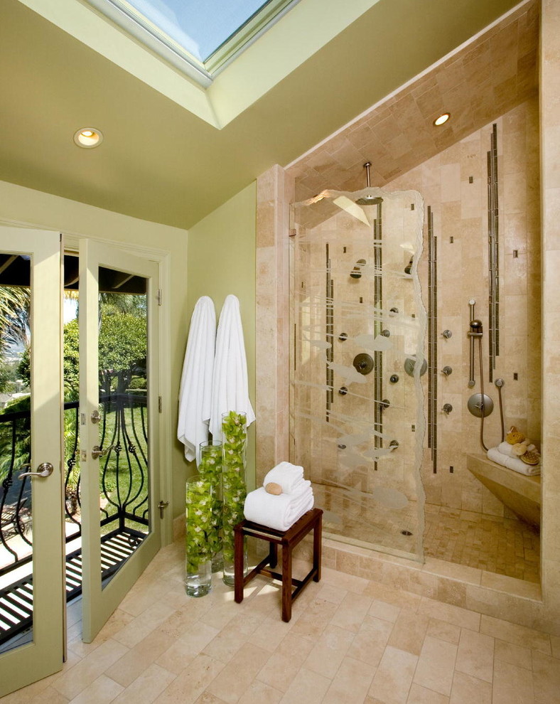Esempio di una stanza da bagno chic con doccia aperta, pareti verdi e doccia aperta