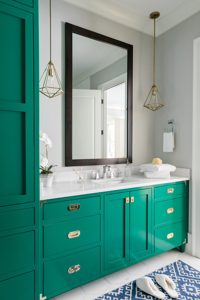 Идея дизайна: ванная комната среднего размера в стиле неоклассика (современная классика) с фасадами в стиле шейкер, зелеными фасадами, душем в нише, раздельным унитазом, белой плиткой, керамогранитной плиткой, серыми стенами, мраморным полом, врезной раковиной, столешницей из искусственного кварца, белым полом и душем с распашными дверями